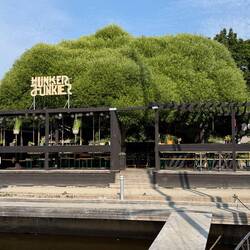 Hafenbar unter Baumkronen