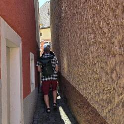 Engste Gasse. Darin blieb eine trächtige Kuh stecken