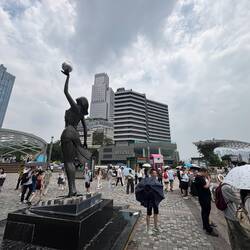 Berühmte Statue von hinten und viele, viele Menschen 😮‍💨