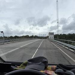 Hier ging es, schwer zu sehen, über eine Zugbrücke