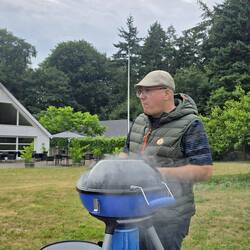 Unser Grillmeister hat, wie immer, alles im Griff...