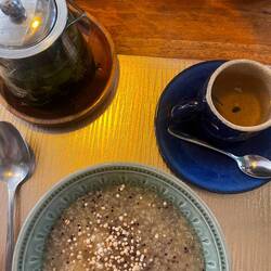 Typisches peruanisches Frühstück: Quinoa mit gesüßten Äpfel und Stärke