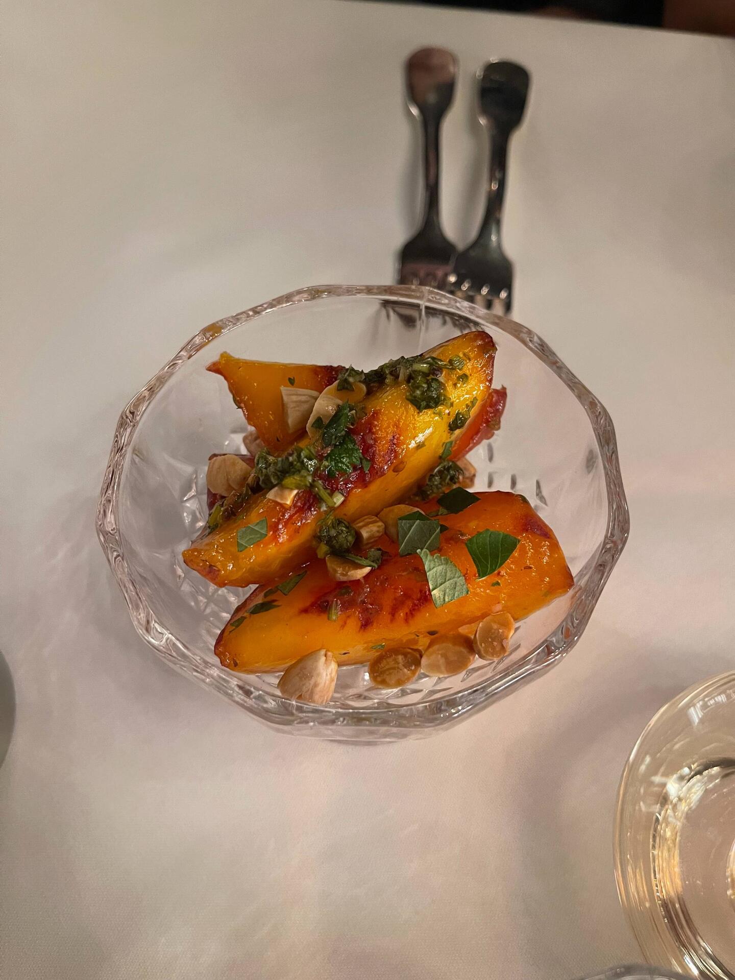 Peach with spicy vinaigrette and peanuts