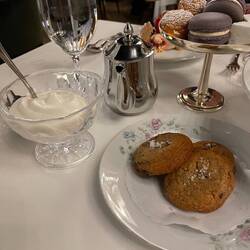 Chantilly cream with chocolate chip cookies