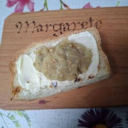 Vinete-Salat auf geröstetem Brot ... mmmmm