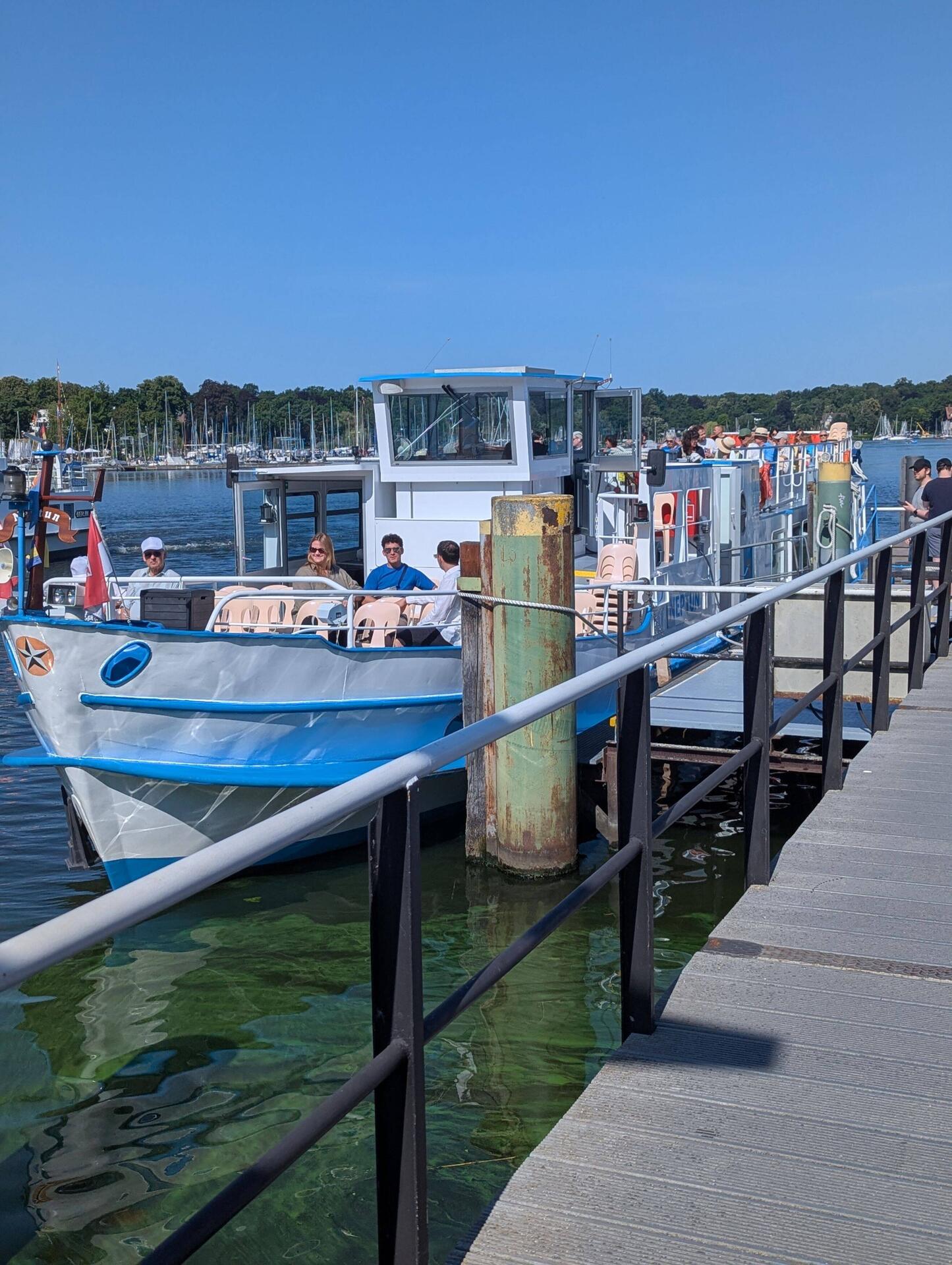 Unser Schiff am Anleger am kleinen Wannsee