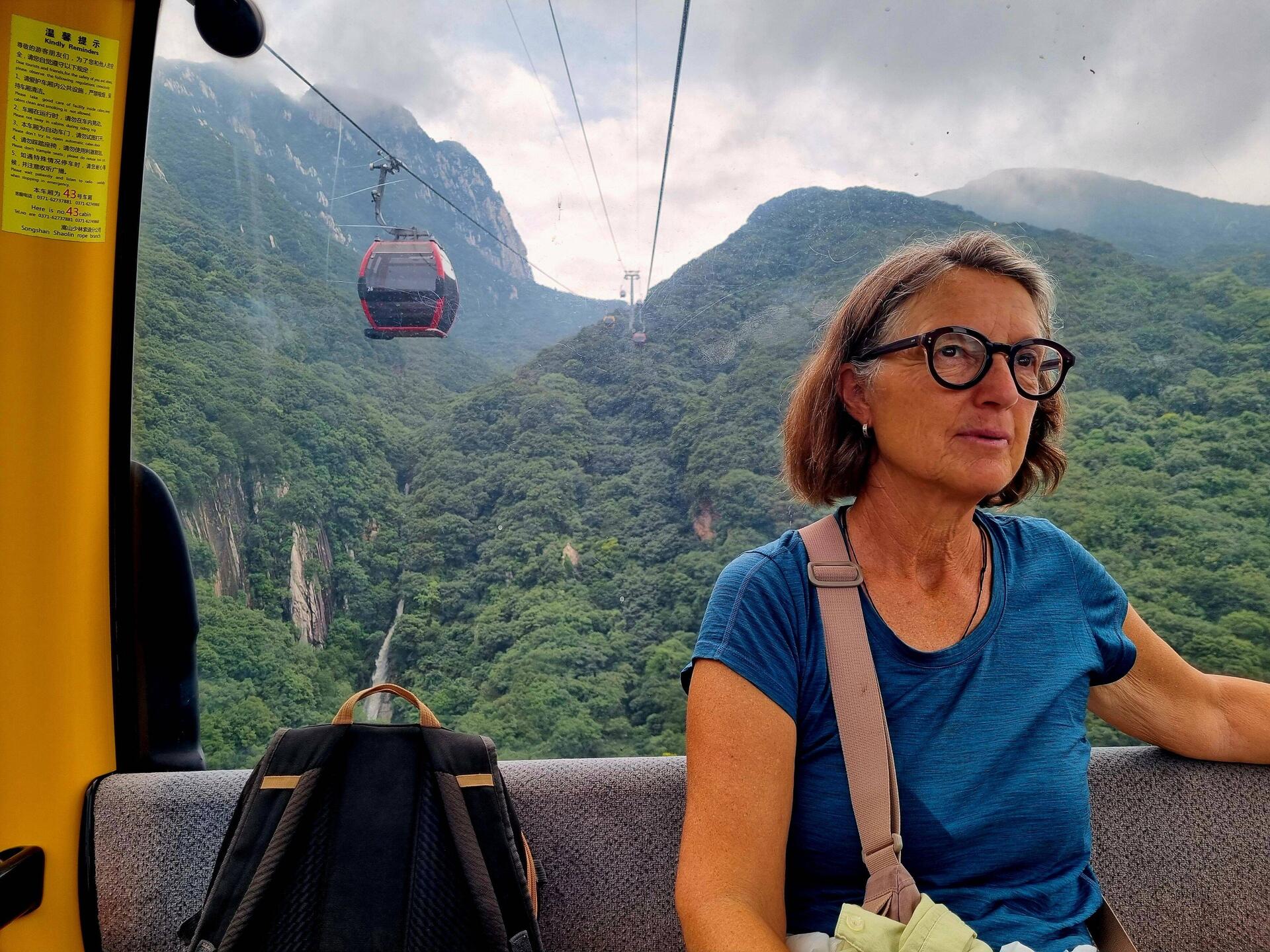 Über üppige Wälder fahren wir mit der Gondelbahn ...