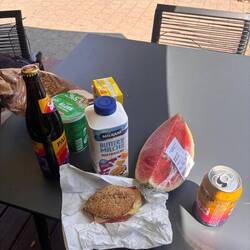 Eine Frau hat uns zum Edeka geführt, wir sahen wohl durstig aus.