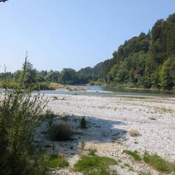 Die Isar führt recht wenig Wasser mit sich.