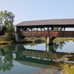 Eine schöne alte Holzbrücke.