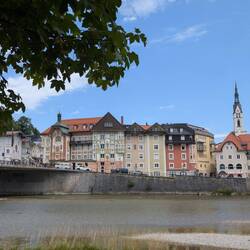 Blick auf Bad Tölz vom anderen Isarufer.