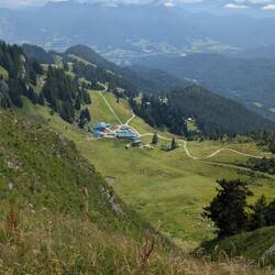 Eine Alm im Skigebiet.
