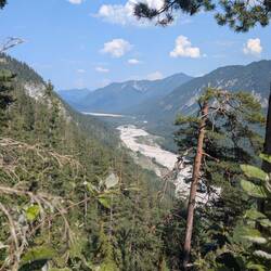 Blick ins Isartal und zum Sylvensteinspeichersee.
