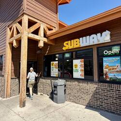 Im Subway haben wir Sandwiches für den Ausflug gekauft.