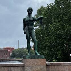 Er hat nackt geputzt und hält einen Lappen??? Ich lese nochmal nach 😅