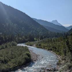 Da kommt doch ganz schön viel Wasser die Riß runter.