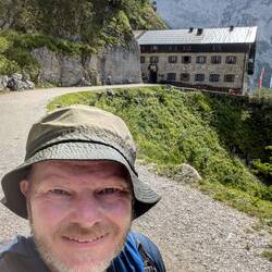 Hier ist das Karwendelhaus! Ich bin ganz schön fertig!