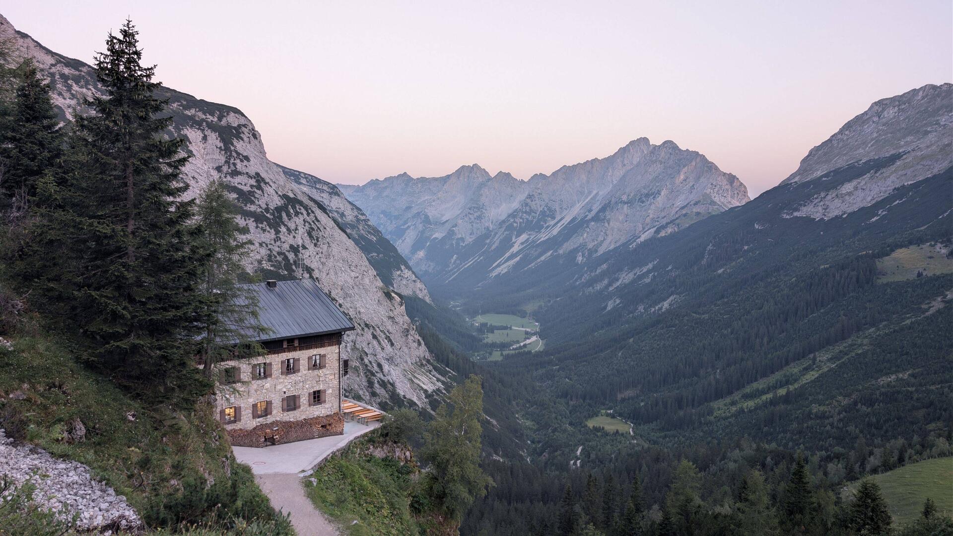 Heute steht mir eine harte Tour bevor. Ich starte schon vor 6 Uhr am Karwendelhaus.
