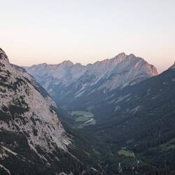 Langsam geht die Sonne auf.