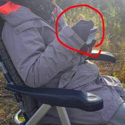 Mitten im Sommer mit Handschuhen