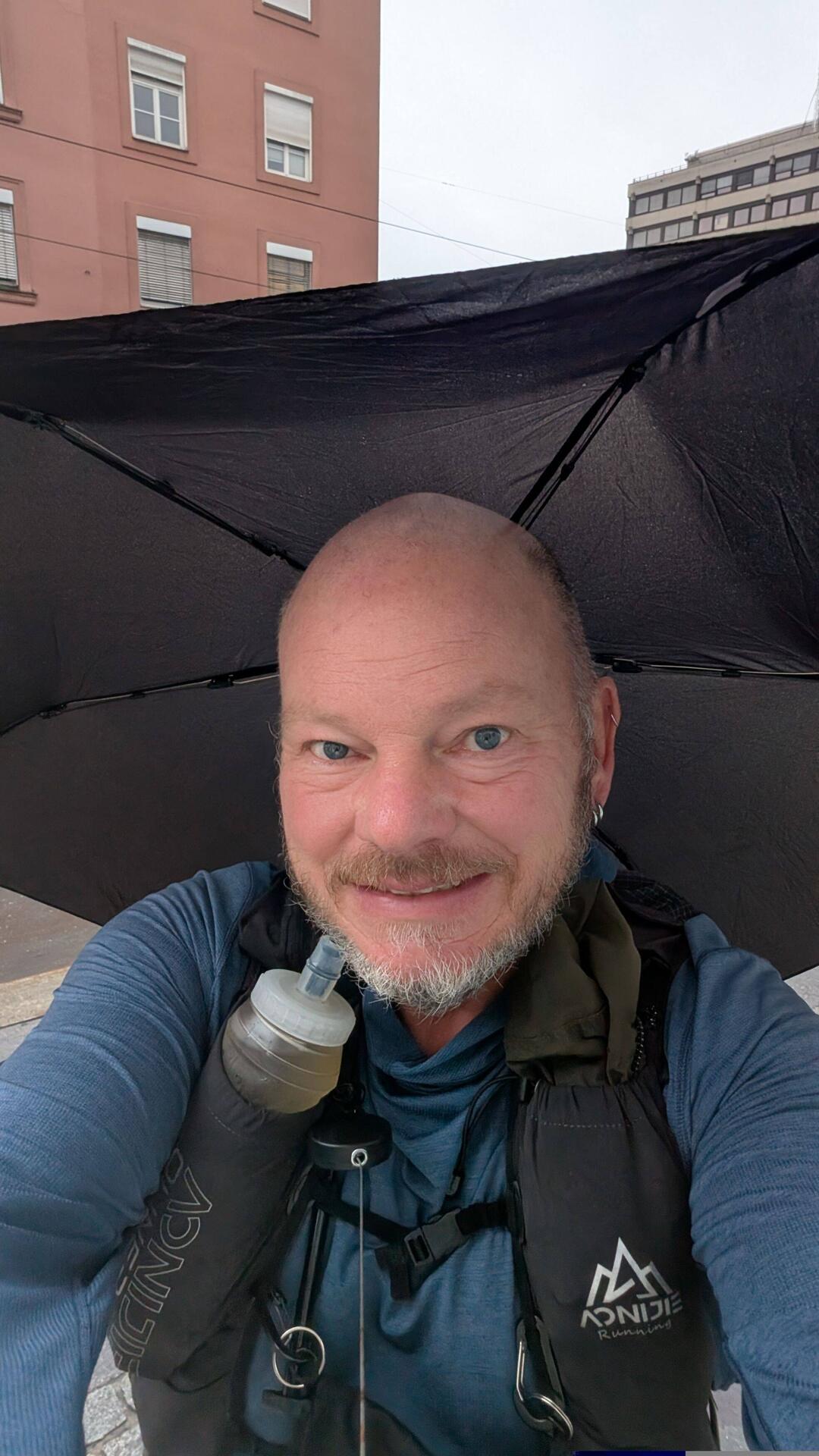 Nach dem starken Regen in der Nacht bin ich froh, dass es nur leicht regnet.