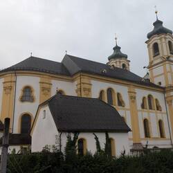Basilika Mariae Empfängnis mit Bergisel-Schanze