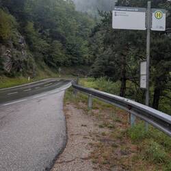 Wegen des Regens laufe ich an der Straße entlang. NEIN, den Bus nehme ich nicht.