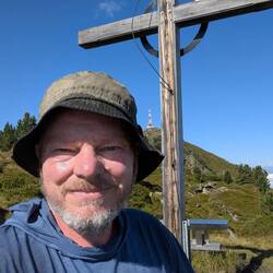 Der erste Gipfel für heute: das Lanner Boscheben-Kreuz auf 2.120 m.