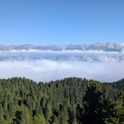 Das Inntal liegt noch im Nebel.