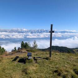 Das Kreuz mit der Nordkette im Hintergrund.