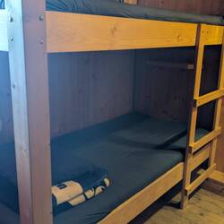 Ich habe zum Glück reserviert, sogar ein Bett.