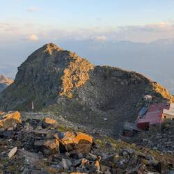 Die Glungezerhütte vor der Sonnenspitze.