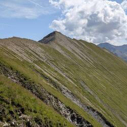 Schöner Weg am Hang entlang und dann geht's weit bergab ins Weitental.