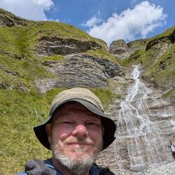 Un en reechder Oksch vor dem Wasserfall.
