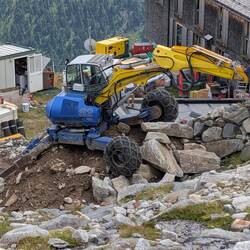 Cooles Gerät. Die Olperer Hütte wird angebaut.