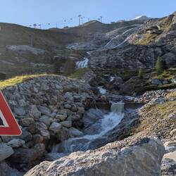 Dieses Jahr ist auf dem Gletscher Sommer-Skipause. Es gibt Baustellen an Liften, Pisten und Zuwegen.