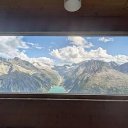 Die Aussicht vom Innenbereich der Hütte. Es gibt sehr große Panoramafenster.