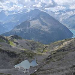 Blick ins Zillertal mit dem Zembachtal und dem Schlegeisspeicher.