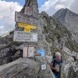 Die Friesenbergscharte ist sehr schmal. Danach geht's steil bergab.