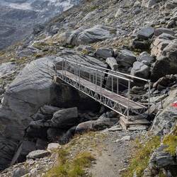 Es geht über die provisorische Brücke.