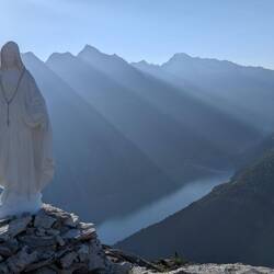 Marienstatue mit Blick auf den Stausee.