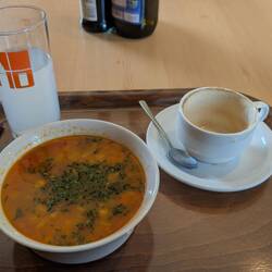 Und eine Ministrone. Der Cappuccino hat schon geschmeckt.