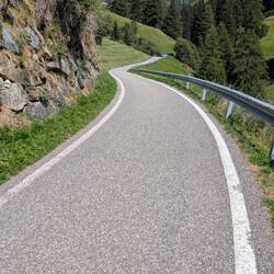 Das erste Mal wieder auf Asphalt seit Innsbruck vor sechs Tagen.