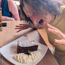 Bes: "Ich liiiiebe Schokokuchen!!!"