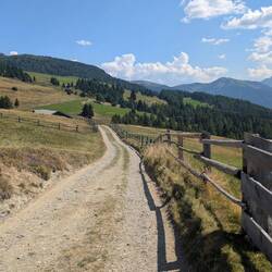 Auf dem Höhenweg geht's weiter zur...