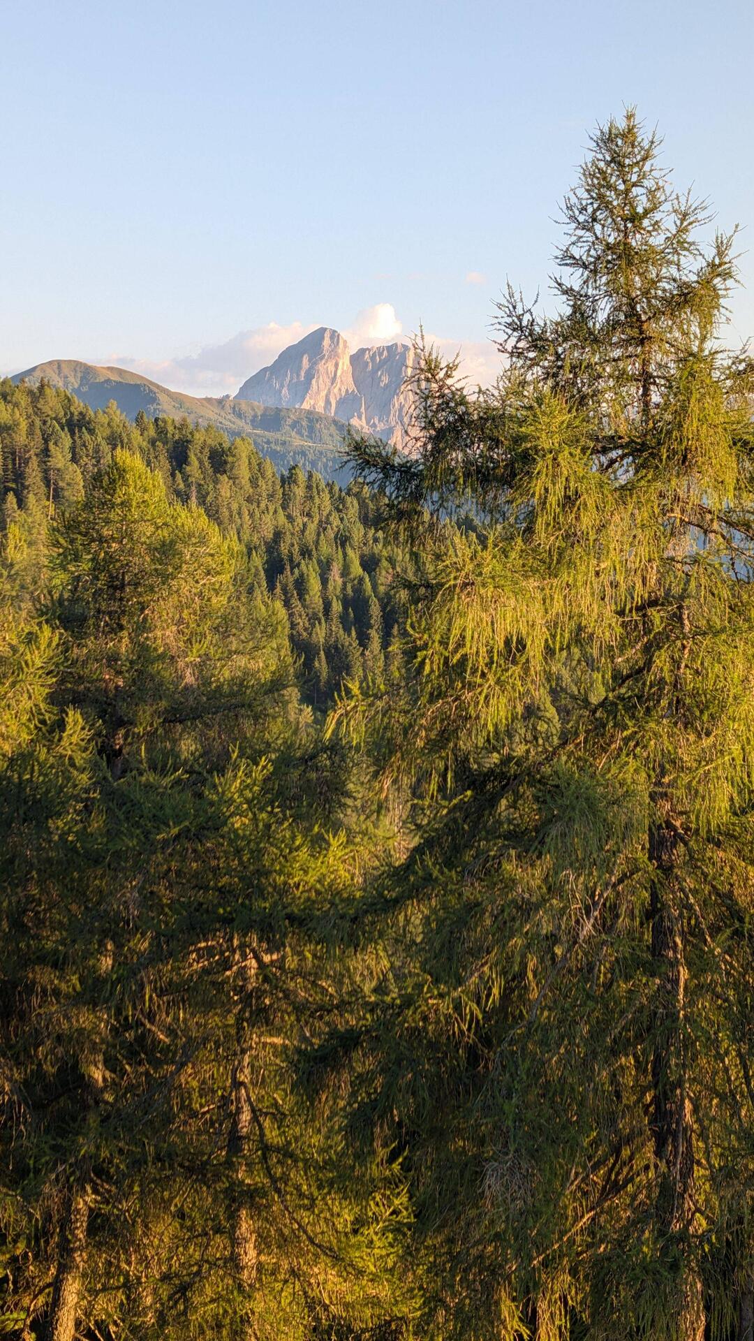 Aus dem Lagerfenster kann ich das heutige Ziel schon sehen: der Peitlerkofel, das Tor der Dolomiten.