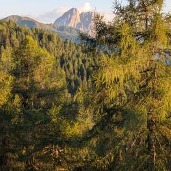 Aus dem Lagerfenster kann ich das heutige Ziel schon sehen: der Peitlerkofel, das Tor der Dolomiten.
