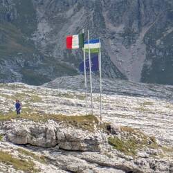 Die europäische, italienische und ladinische Flaggen.
