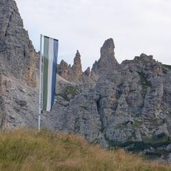 Ladinische Flagge. Grün: saftige Wiesen, Weiß: schneebedeckte Dolomiten, Blau: strahlender Himmel