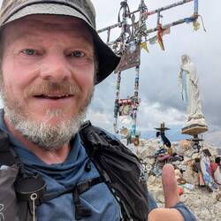 Schnell noch ein Bild mit dem Gipfelkreuz auf 3.152 m.